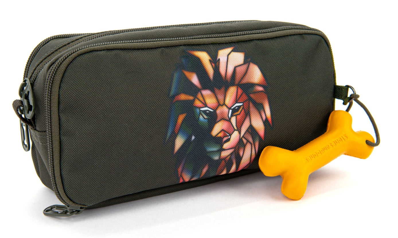 Stones & Bones Pennenzak - Stones & Bones Accessoires - Groen | Rowan 2.0 Greath Lion