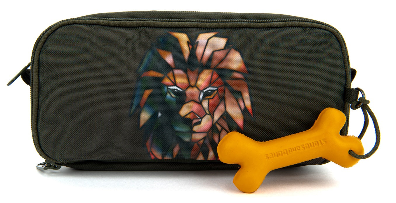 Stones & Bones Pennenzak - Stones & Bones Accessoires - Groen | Rowan 2.0 Greath Lion